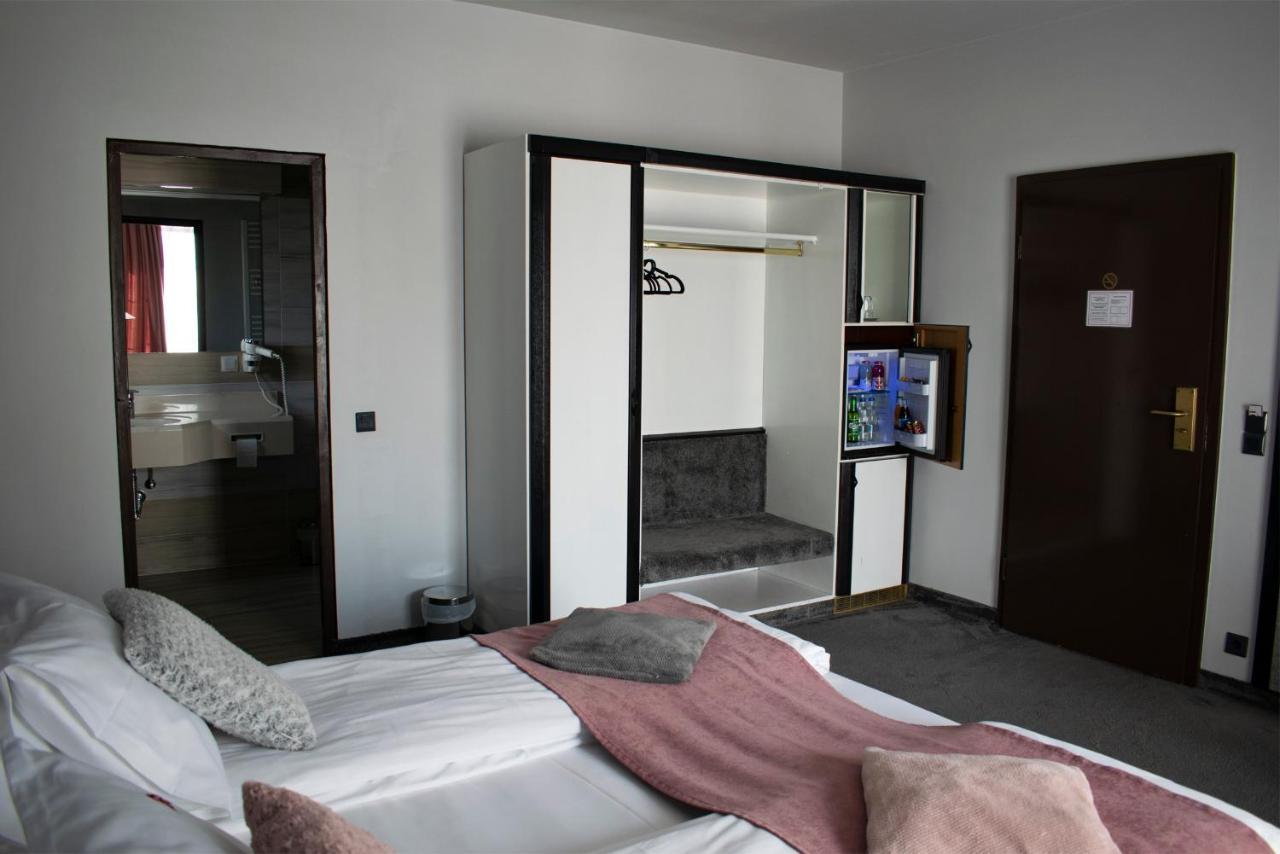 Hotel La Conacul Vesel Săpînţa Esterno foto