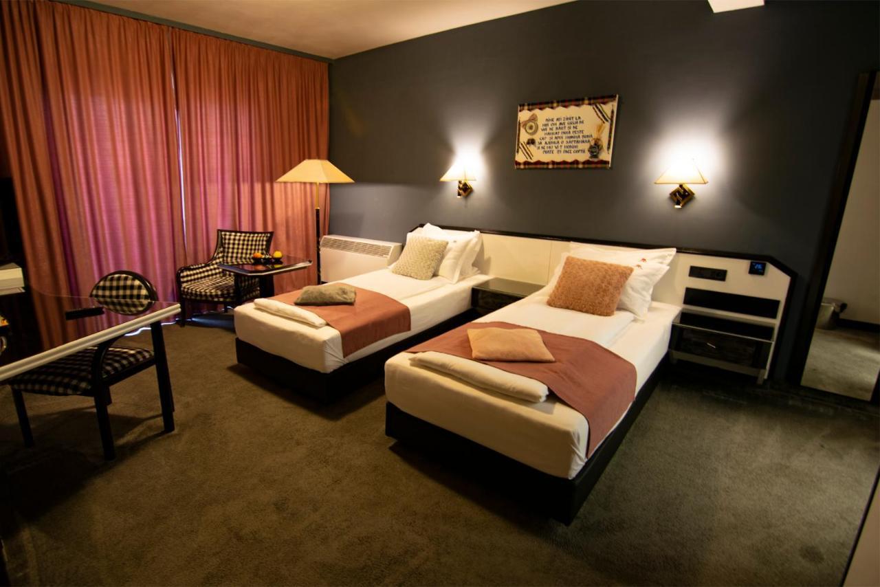 Hotel La Conacul Vesel Săpînţa Esterno foto