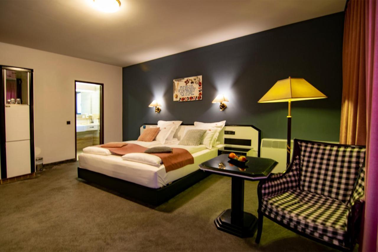 Hotel La Conacul Vesel Săpînţa Esterno foto