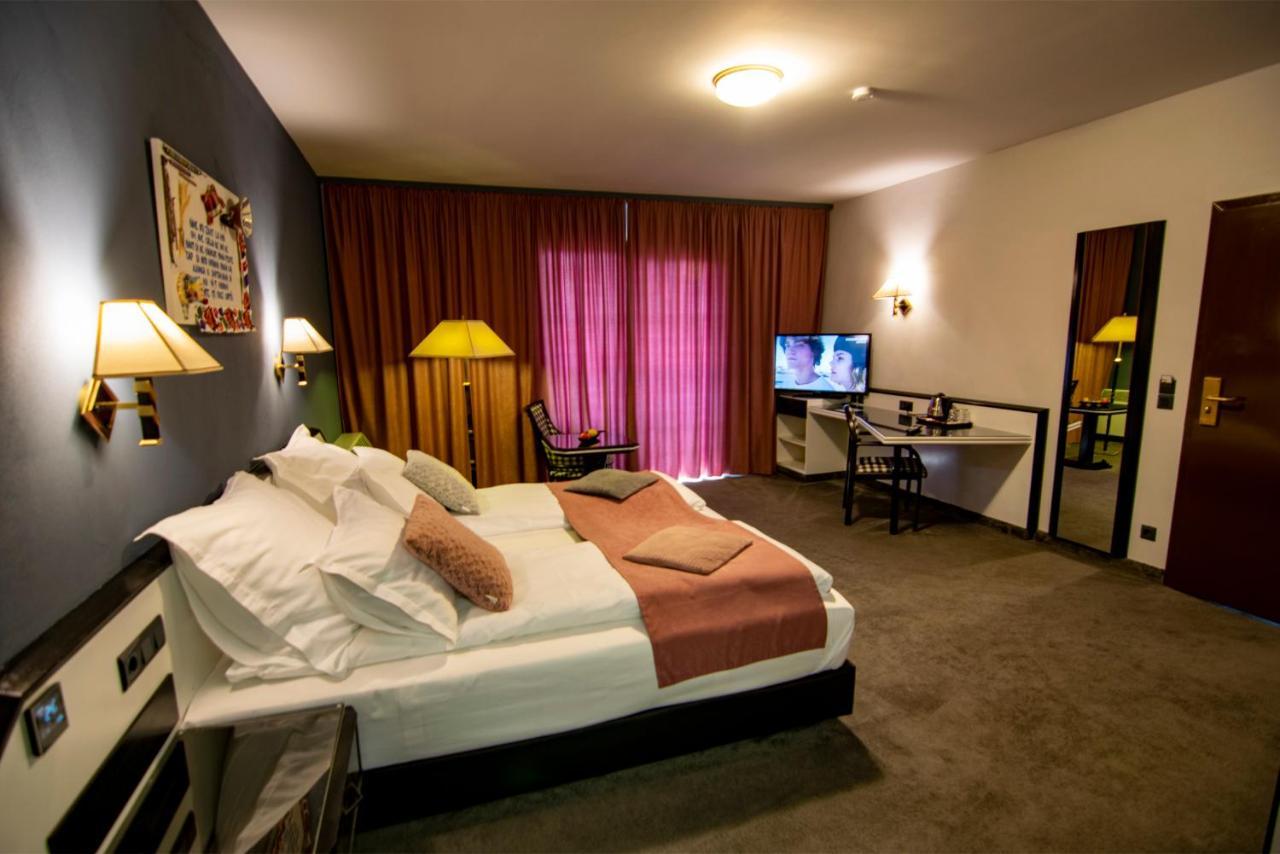 Hotel La Conacul Vesel Săpînţa Esterno foto