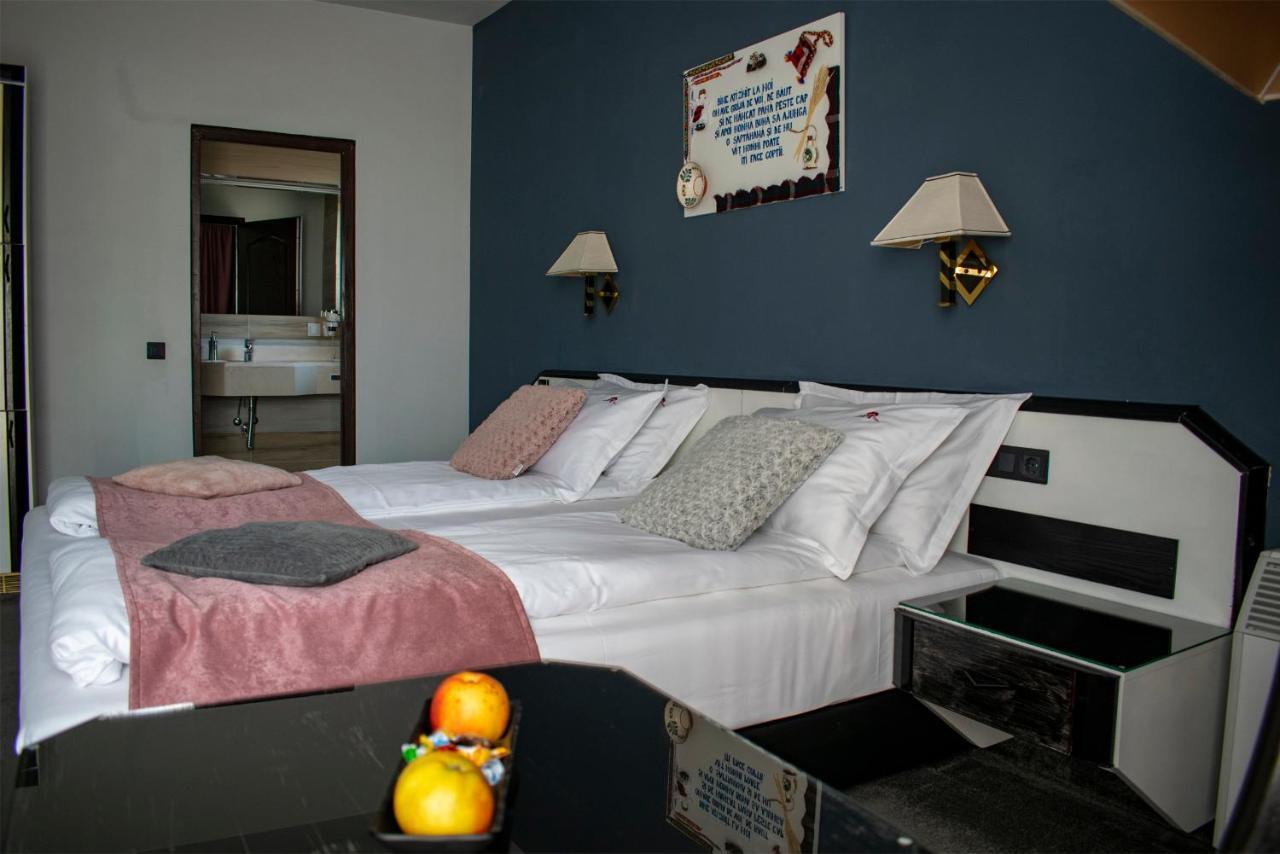 Hotel La Conacul Vesel Săpînţa Esterno foto