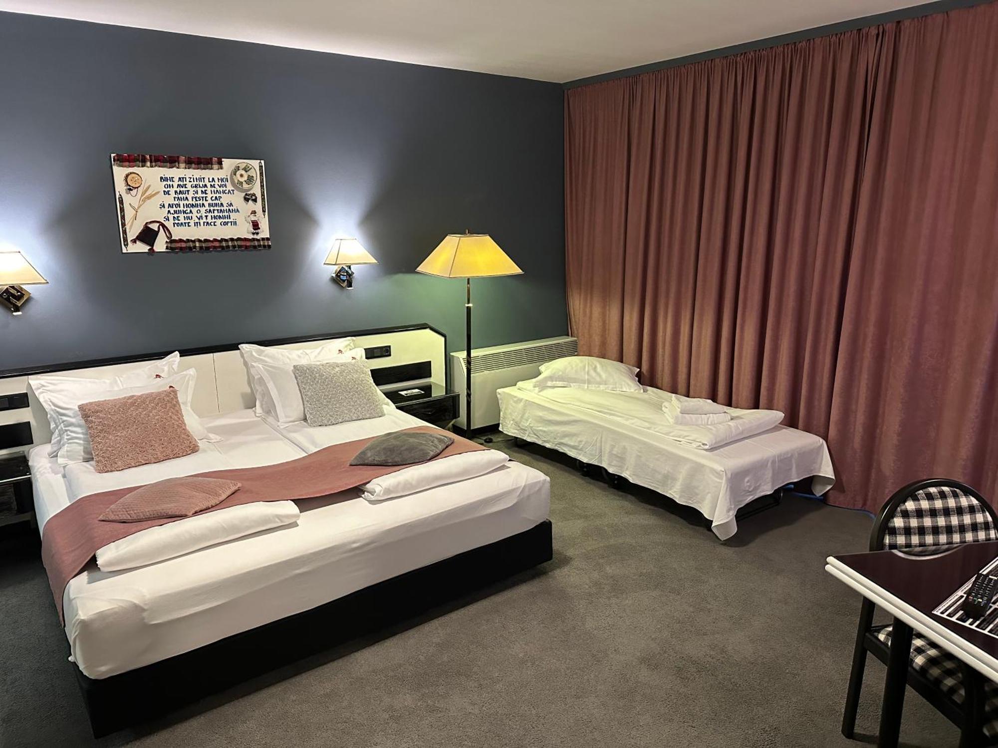 Hotel La Conacul Vesel Săpînţa Esterno foto