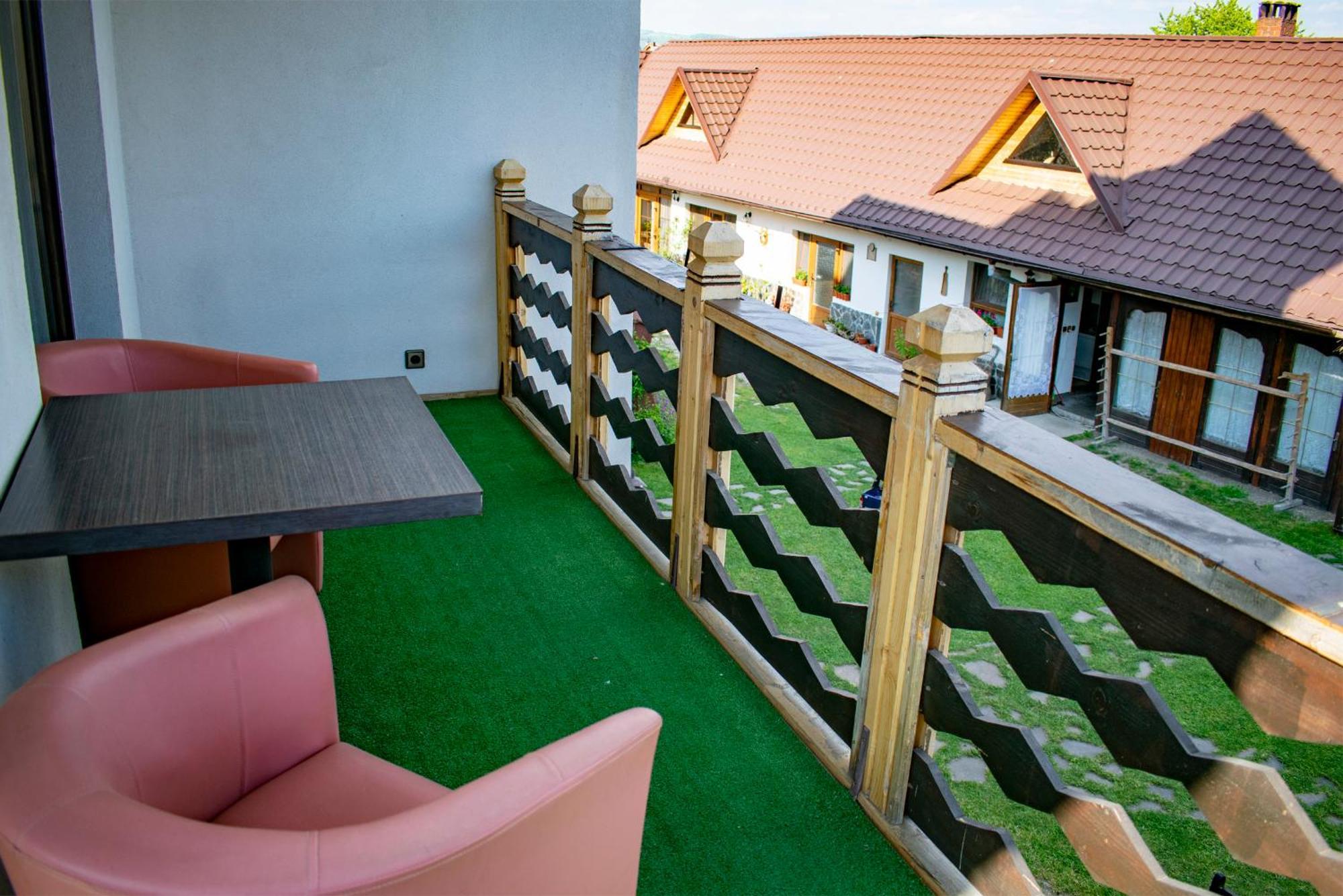 Hotel La Conacul Vesel Săpînţa Esterno foto
