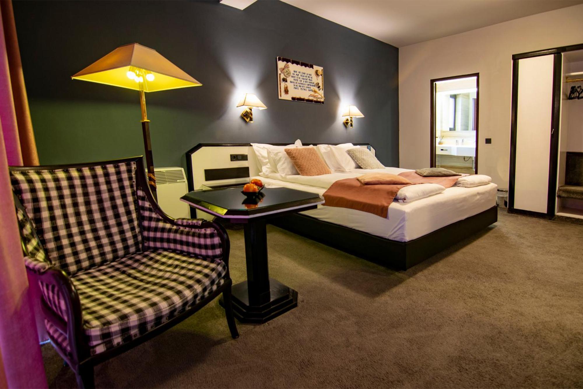 Hotel La Conacul Vesel Săpînţa Esterno foto