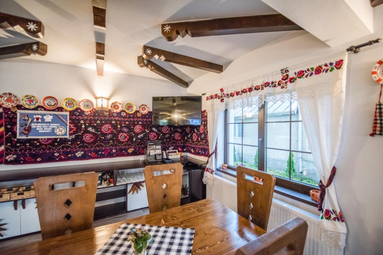 Hotel La Conacul Vesel Săpînţa Esterno foto
